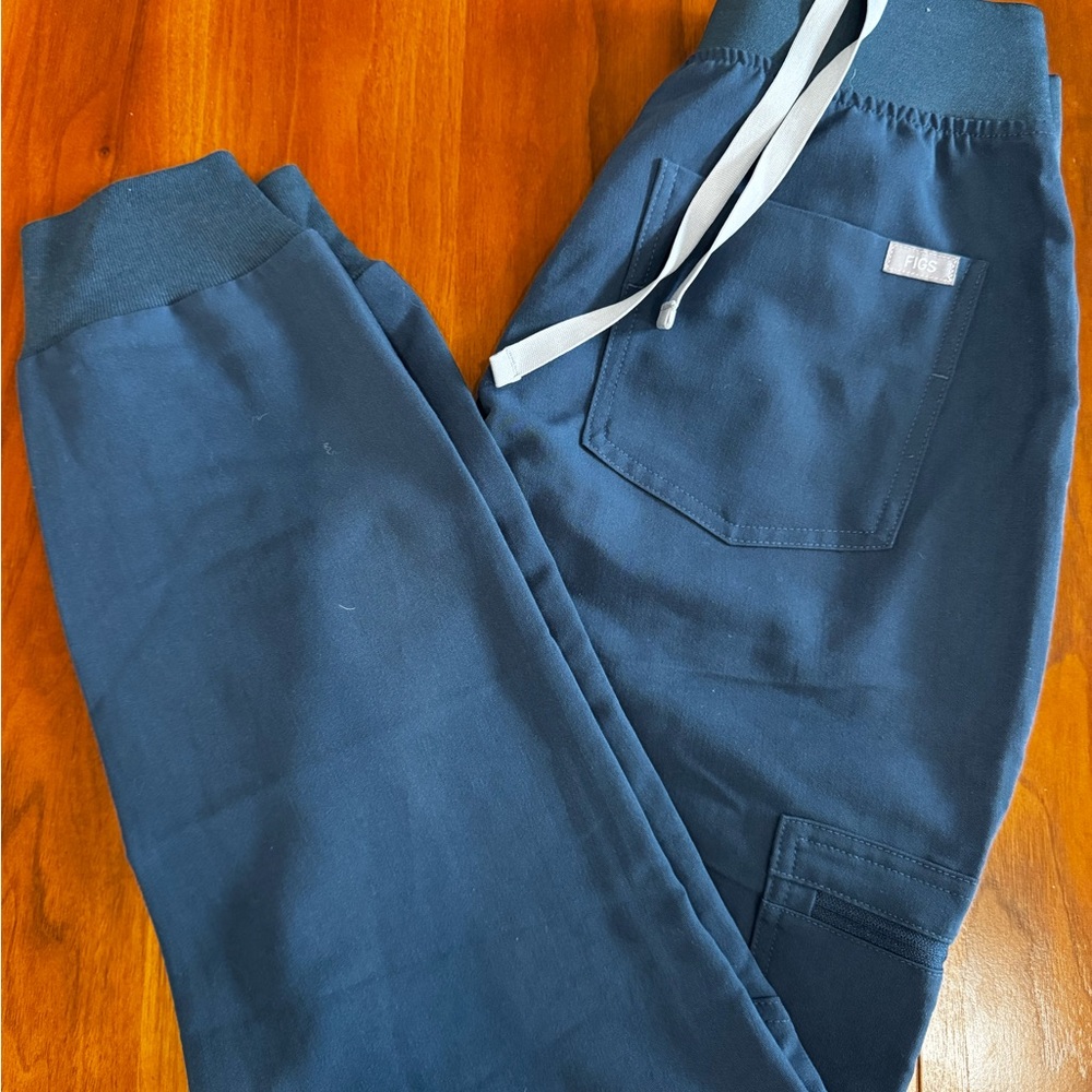 FIGS 🫀 Women’s dark blue scrub joggers